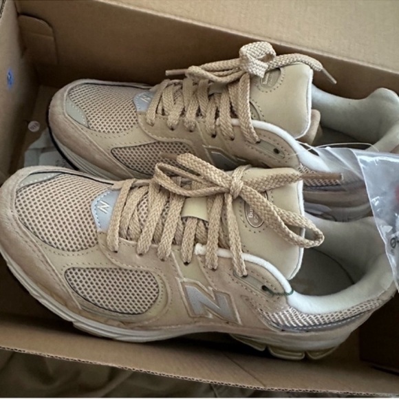 New Balance 2002R Beige/Silver/White (NWT) - Picture 2 of 7